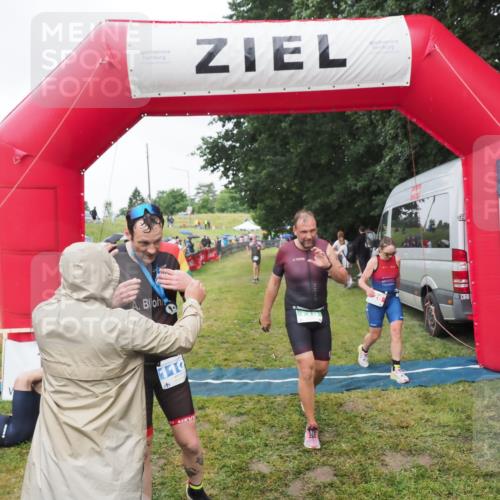 21.06.2025 - 27. Vierlanden-Triathlon MichiJ http://msf.ph/oto/8046419 15.06.2026 14:00:13 Ziel 226, 770, 800, 1106 meine-sportfotos.de