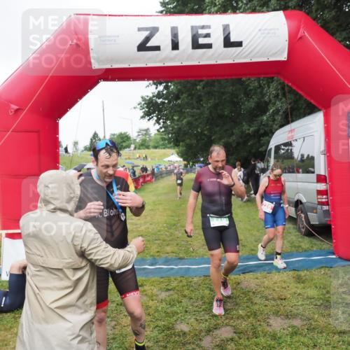 21.06.2025 - 27. Vierlanden-Triathlon MichiJ http://msf.ph/oto/8046421 15.06.2026 14:00:13 Ziel 226, 770, 800, 1106 meine-sportfotos.de