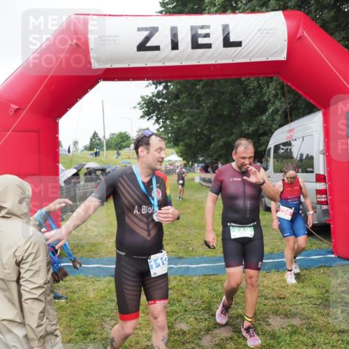 21.06.2025 - 27. Vierlanden-Triathlon MichiJ http://msf.ph/oto/8046424 15.06.2026 14:00:14 Ziel 226, 770, 800, 1106 meine-sportfotos.de