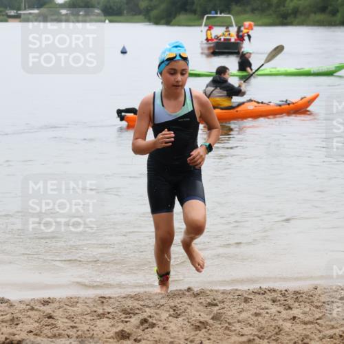 21.06.2025 - 27. Vierlanden-Triathlon Lena Gebhardt http://msf.ph/oto/8046425 15.06.2025 14:54:17 Schwimmen 1369 meine-sportfotos.de