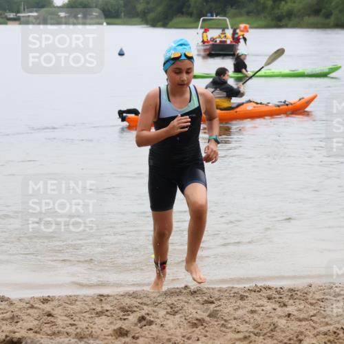 21.06.2025 - 27. Vierlanden-Triathlon Lena Gebhardt http://msf.ph/oto/8046428 15.06.2025 14:54:17 Schwimmen 1369 meine-sportfotos.de