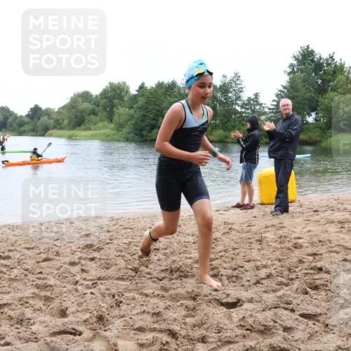 21.06.2025 - 27. Vierlanden-Triathlon Lena Gebhardt http://msf.ph/oto/8046447 15.06.2025 14:54:19 Schwimmen 1369 meine-sportfotos.de