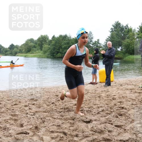 21.06.2025 - 27. Vierlanden-Triathlon Lena Gebhardt http://msf.ph/oto/8046450 15.06.2025 14:54:19 Schwimmen 1369 meine-sportfotos.de