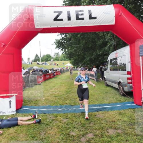 21.06.2025 - 27. Vierlanden-Triathlon MichiJ http://msf.ph/oto/8046468 15.06.2026 14:01:27 Ziel 932, 1109 meine-sportfotos.de