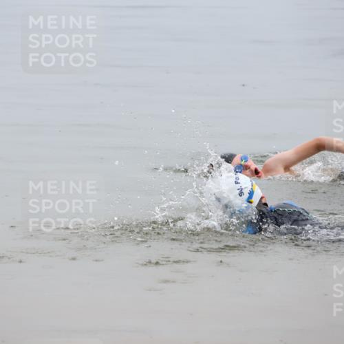 21.06.2025 - 27. Vierlanden-Triathlon Lena Gebhardt http://msf.ph/oto/8046469 15.06.2025 15:00:45 Schwimmen  meine-sportfotos.de