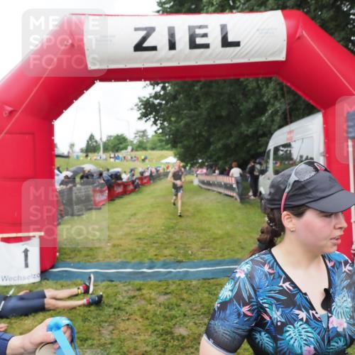 21.06.2025 - 27. Vierlanden-Triathlon MichiJ http://msf.ph/oto/8046477 15.06.2026 14:01:29 Ziel 932, 1109 meine-sportfotos.de