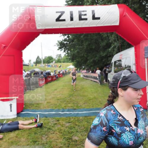 21.06.2025 - 27. Vierlanden-Triathlon MichiJ http://msf.ph/oto/8046479 15.06.2026 14:01:29 Ziel 932, 1109 meine-sportfotos.de