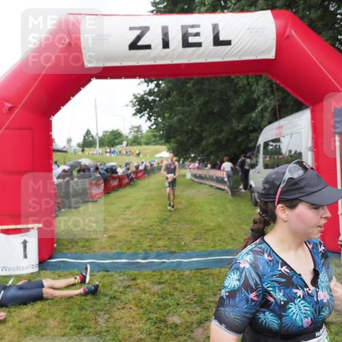 21.06.2025 - 27. Vierlanden-Triathlon MichiJ http://msf.ph/oto/8046481 15.06.2026 14:01:29 Ziel 932, 1109 meine-sportfotos.de