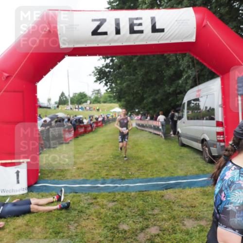 21.06.2025 - 27. Vierlanden-Triathlon MichiJ http://msf.ph/oto/8046483 15.06.2026 14:01:30 Ziel 932, 1109 meine-sportfotos.de