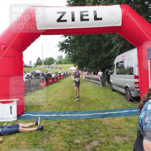 21.06.2025 - 27. Vierlanden-Triathlon MichiJ http://msf.ph/oto/8046485 15.06.2026 14:01:30 Ziel 932, 1109 meine-sportfotos.de
