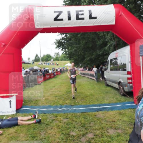 21.06.2025 - 27. Vierlanden-Triathlon MichiJ http://msf.ph/oto/8046487 15.06.2026 14:01:30 Ziel 932, 1109 meine-sportfotos.de