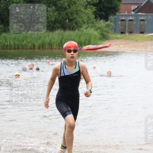 21.06.2025 - 27. Vierlanden-Triathlon Lena Gebhardt http://msf.ph/oto/8046492 15.06.2025 15:01:26 Schwimmen  meine-sportfotos.de