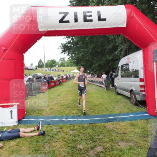 21.06.2025 - 27. Vierlanden-Triathlon MichiJ http://msf.ph/oto/8046493 15.06.2026 14:01:31 Ziel 932, 1109 meine-sportfotos.de