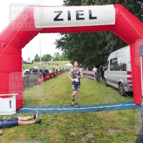 21.06.2025 - 27. Vierlanden-Triathlon MichiJ http://msf.ph/oto/8046497 15.06.2026 14:01:31 Ziel 932, 1109 meine-sportfotos.de