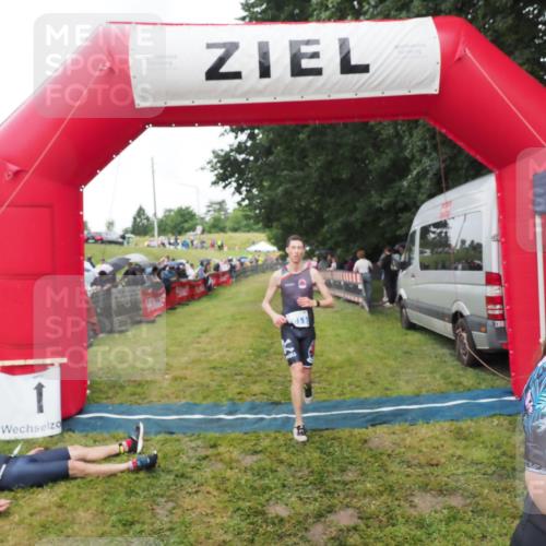 21.06.2025 - 27. Vierlanden-Triathlon MichiJ http://msf.ph/oto/8046501 15.06.2026 14:01:31 Ziel 932, 1109 meine-sportfotos.de
