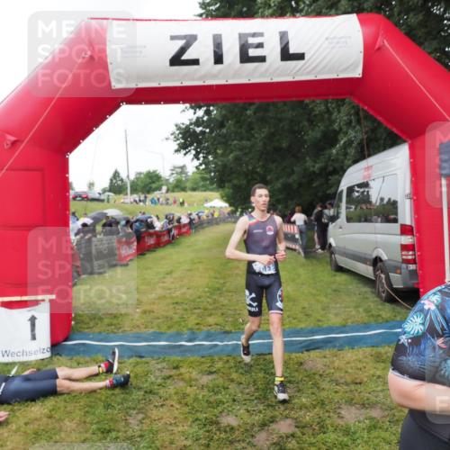 21.06.2025 - 27. Vierlanden-Triathlon MichiJ http://msf.ph/oto/8046507 15.06.2026 14:01:32 Ziel 932, 1109 meine-sportfotos.de