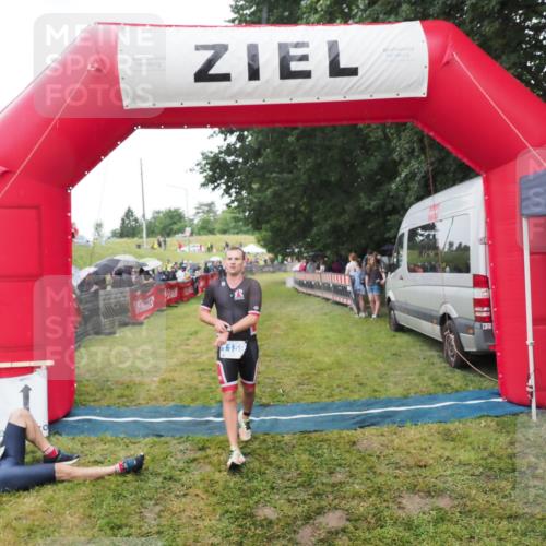 21.06.2025 - 27. Vierlanden-Triathlon MichiJ http://msf.ph/oto/8046524 15.06.2026 14:02:33 Ziel 1159 meine-sportfotos.de