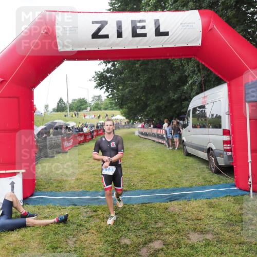 21.06.2025 - 27. Vierlanden-Triathlon MichiJ http://msf.ph/oto/8046527 15.06.2026 14:02:34 Ziel 1159 meine-sportfotos.de