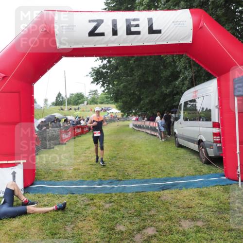 21.06.2025 - 27. Vierlanden-Triathlon MichiJ http://msf.ph/oto/8046537 15.06.2026 14:02:38 Ziel 32, 1159 meine-sportfotos.de