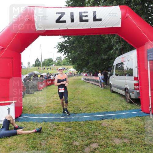 21.06.2025 - 27. Vierlanden-Triathlon MichiJ http://msf.ph/oto/8046549 15.06.2026 14:02:39 Ziel 32, 1159 meine-sportfotos.de