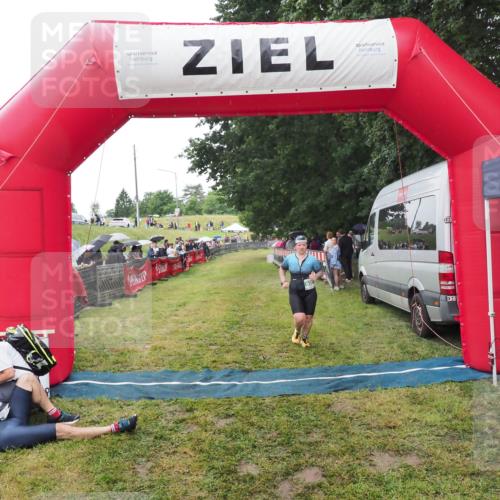 21.06.2025 - 27. Vierlanden-Triathlon MichiJ http://msf.ph/oto/8046553 15.06.2026 14:03:03 Ziel 936 meine-sportfotos.de