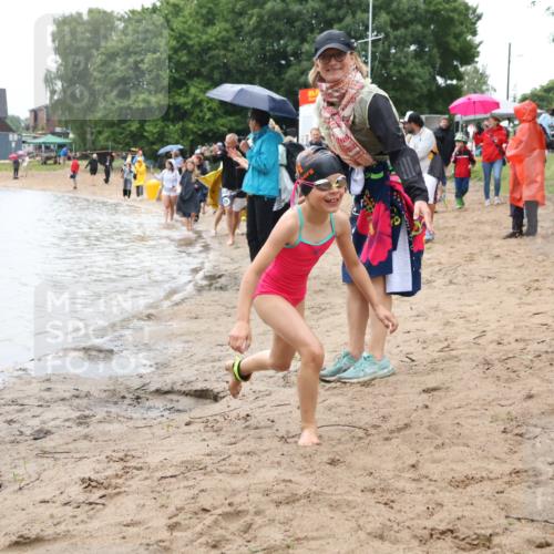 21.06.2025 - 27. Vierlanden-Triathlon Lena Gebhardt http://msf.ph/oto/8046558 15.06.2025 15:01:33 Schwimmen  meine-sportfotos.de