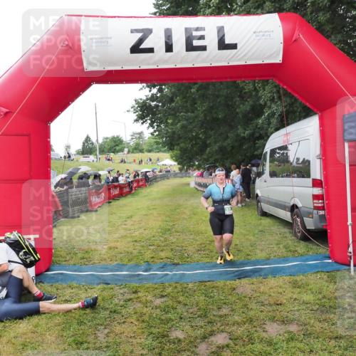 21.06.2025 - 27. Vierlanden-Triathlon MichiJ http://msf.ph/oto/8046560 15.06.2026 14:03:03 Ziel 936 meine-sportfotos.de