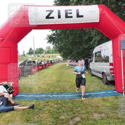 21.06.2025 - 27. Vierlanden-Triathlon MichiJ http://msf.ph/oto/8046563 15.06.2026 14:03:03 Ziel 936 meine-sportfotos.de
