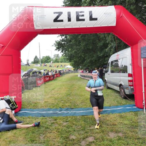 21.06.2025 - 27. Vierlanden-Triathlon MichiJ http://msf.ph/oto/8046570 15.06.2026 14:03:04 Ziel 936 meine-sportfotos.de