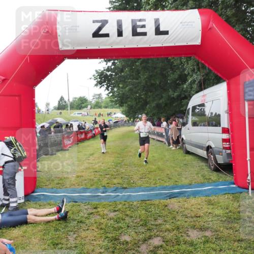 21.06.2025 - 27. Vierlanden-Triathlon MichiJ http://msf.ph/oto/8046572 15.06.2026 14:04:37 Ziel 673, 889 meine-sportfotos.de