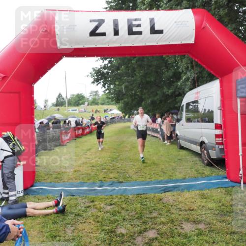 21.06.2025 - 27. Vierlanden-Triathlon MichiJ http://msf.ph/oto/8046576 15.06.2026 14:04:38 Ziel 673, 889 meine-sportfotos.de