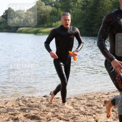 15.06.2025 - 27. Vierlanden-Triathlon Lena Gebhardt http://msf.ph/oto/8046590 15.06.2025 08:43:19 Schwimmen 11, 102, 139, 148 meine-sportfotos.de