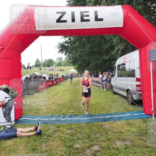 21.06.2025 - 27. Vierlanden-Triathlon MichiJ http://msf.ph/oto/8046591 15.06.2026 14:04:56 Ziel 1139, 1182 meine-sportfotos.de