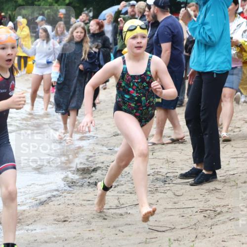 21.06.2025 - 27. Vierlanden-Triathlon Lena Gebhardt http://msf.ph/oto/8046600 15.06.2025 15:01:38 Schwimmen  meine-sportfotos.de