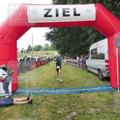 21.06.2025 - 27. Vierlanden-Triathlon MichiJ http://msf.ph/oto/8046603 15.06.2026 14:04:59 Ziel 1139, 1182 meine-sportfotos.de