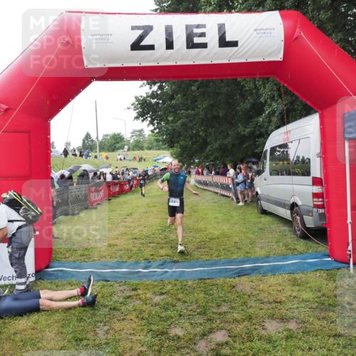 21.06.2025 - 27. Vierlanden-Triathlon MichiJ http://msf.ph/oto/8046605 15.06.2026 14:05:00 Ziel 1139, 1182 meine-sportfotos.de