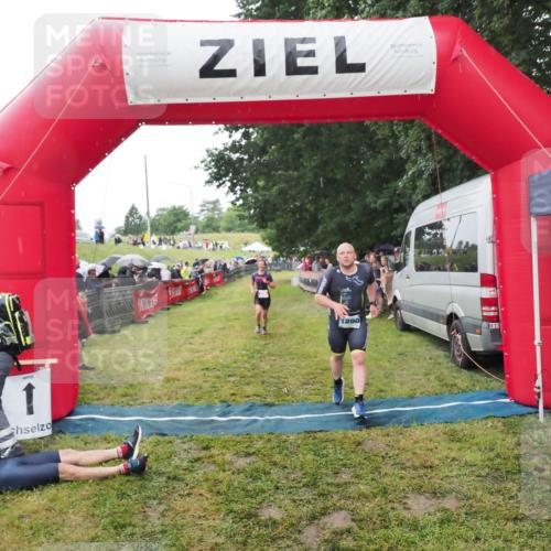 21.06.2025 - 27. Vierlanden-Triathlon MichiJ http://msf.ph/oto/8046619 15.06.2026 14:05:09 Ziel 228 meine-sportfotos.de