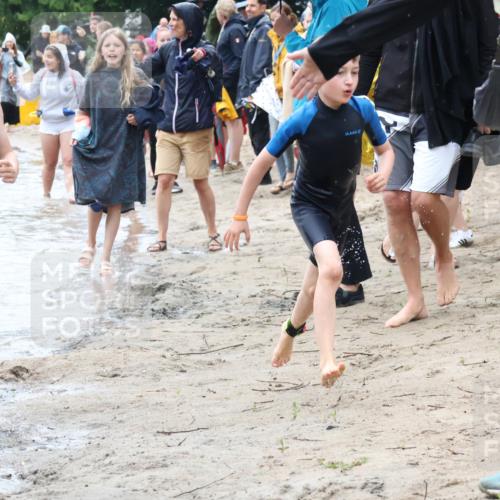 21.06.2025 - 27. Vierlanden-Triathlon Lena Gebhardt http://msf.ph/oto/8046620 15.06.2025 15:01:40 Schwimmen  meine-sportfotos.de