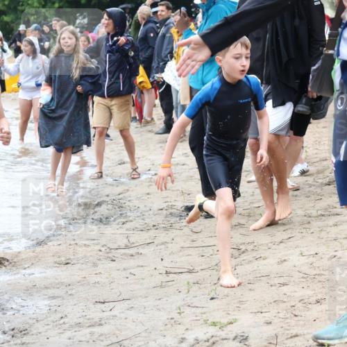 21.06.2025 - 27. Vierlanden-Triathlon Lena Gebhardt http://msf.ph/oto/8046623 15.06.2025 15:01:41 Schwimmen  meine-sportfotos.de