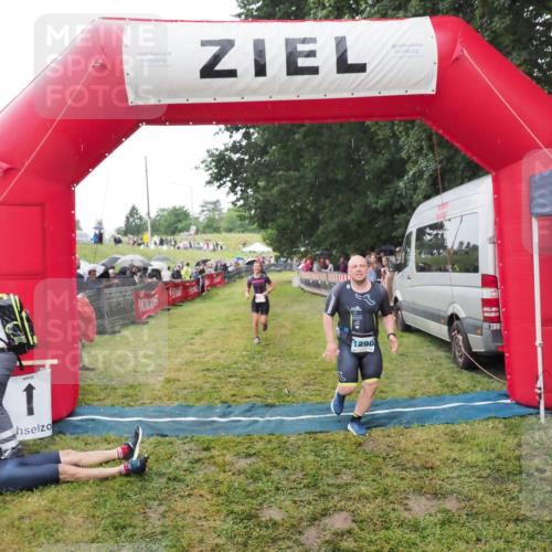 21.06.2025 - 27. Vierlanden-Triathlon MichiJ http://msf.ph/oto/8046624 15.06.2026 14:05:09 Ziel 228 meine-sportfotos.de