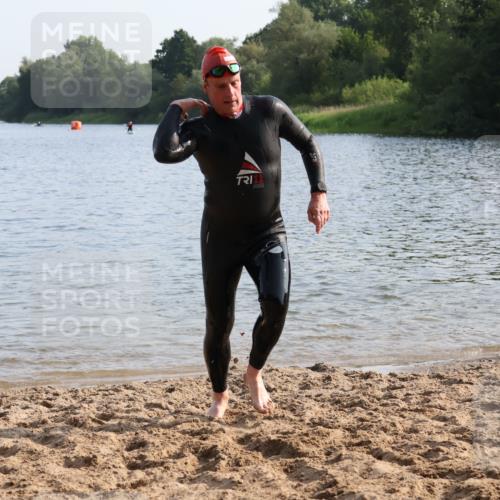15.06.2025 - 27. Vierlanden-Triathlon Lena Gebhardt http://msf.ph/oto/8046629 15.06.2025 08:43:24 Schwimmen 11, 65, 74, 102, 148 meine-sportfotos.de