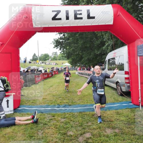 21.06.2025 - 27. Vierlanden-Triathlon MichiJ http://msf.ph/oto/8046630 15.06.2026 14:05:09 Ziel 228 meine-sportfotos.de