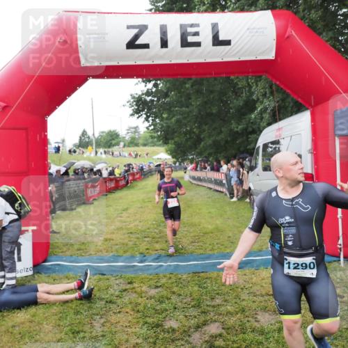 21.06.2025 - 27. Vierlanden-Triathlon MichiJ http://msf.ph/oto/8046639 15.06.2026 14:05:10 Ziel 228 meine-sportfotos.de
