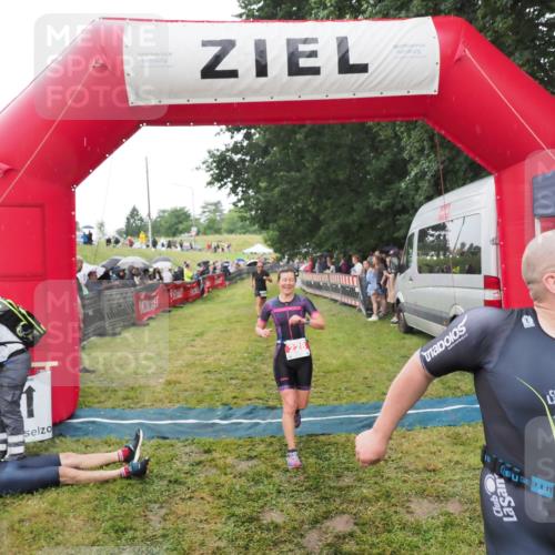 21.06.2025 - 27. Vierlanden-Triathlon MichiJ http://msf.ph/oto/8046648 15.06.2026 14:05:11 Ziel 228, 941 meine-sportfotos.de