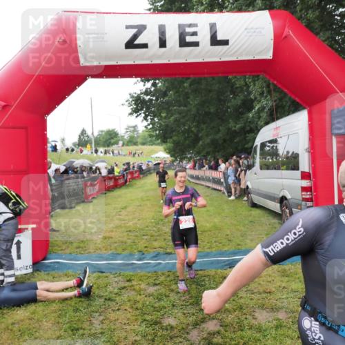21.06.2025 - 27. Vierlanden-Triathlon MichiJ http://msf.ph/oto/8046650 15.06.2026 14:05:11 Ziel 228, 941 meine-sportfotos.de