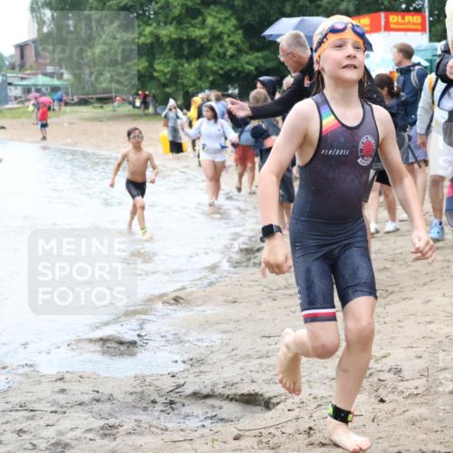 21.06.2025 - 27. Vierlanden-Triathlon Lena Gebhardt http://msf.ph/oto/8046651 15.06.2025 15:01:42 Schwimmen  meine-sportfotos.de