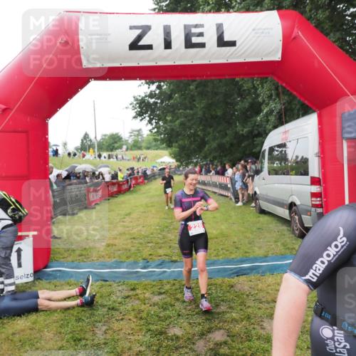 21.06.2025 - 27. Vierlanden-Triathlon MichiJ http://msf.ph/oto/8046652 15.06.2026 14:05:11 Ziel 228, 941 meine-sportfotos.de
