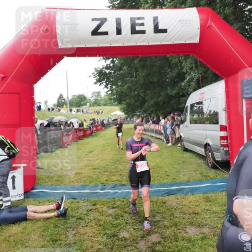 21.06.2025 - 27. Vierlanden-Triathlon MichiJ http://msf.ph/oto/8046654 15.06.2026 14:05:11 Ziel 228, 941 meine-sportfotos.de