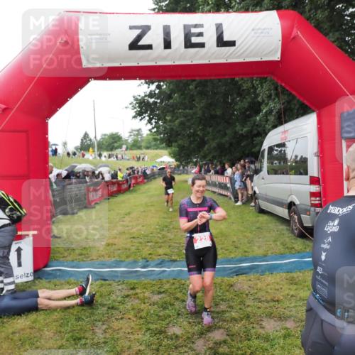 21.06.2025 - 27. Vierlanden-Triathlon MichiJ http://msf.ph/oto/8046656 15.06.2026 14:05:11 Ziel 228, 941 meine-sportfotos.de