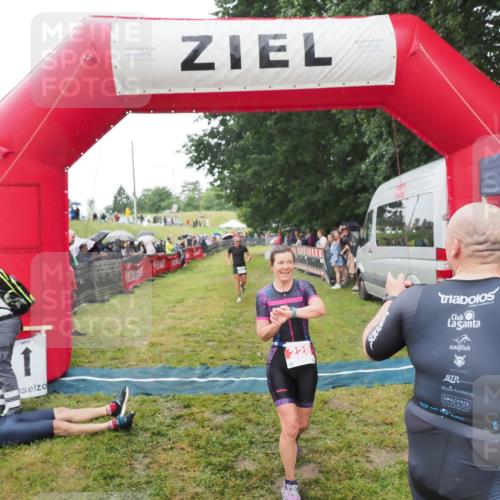 21.06.2025 - 27. Vierlanden-Triathlon MichiJ http://msf.ph/oto/8046658 15.06.2026 14:05:12 Ziel 228, 941 meine-sportfotos.de
